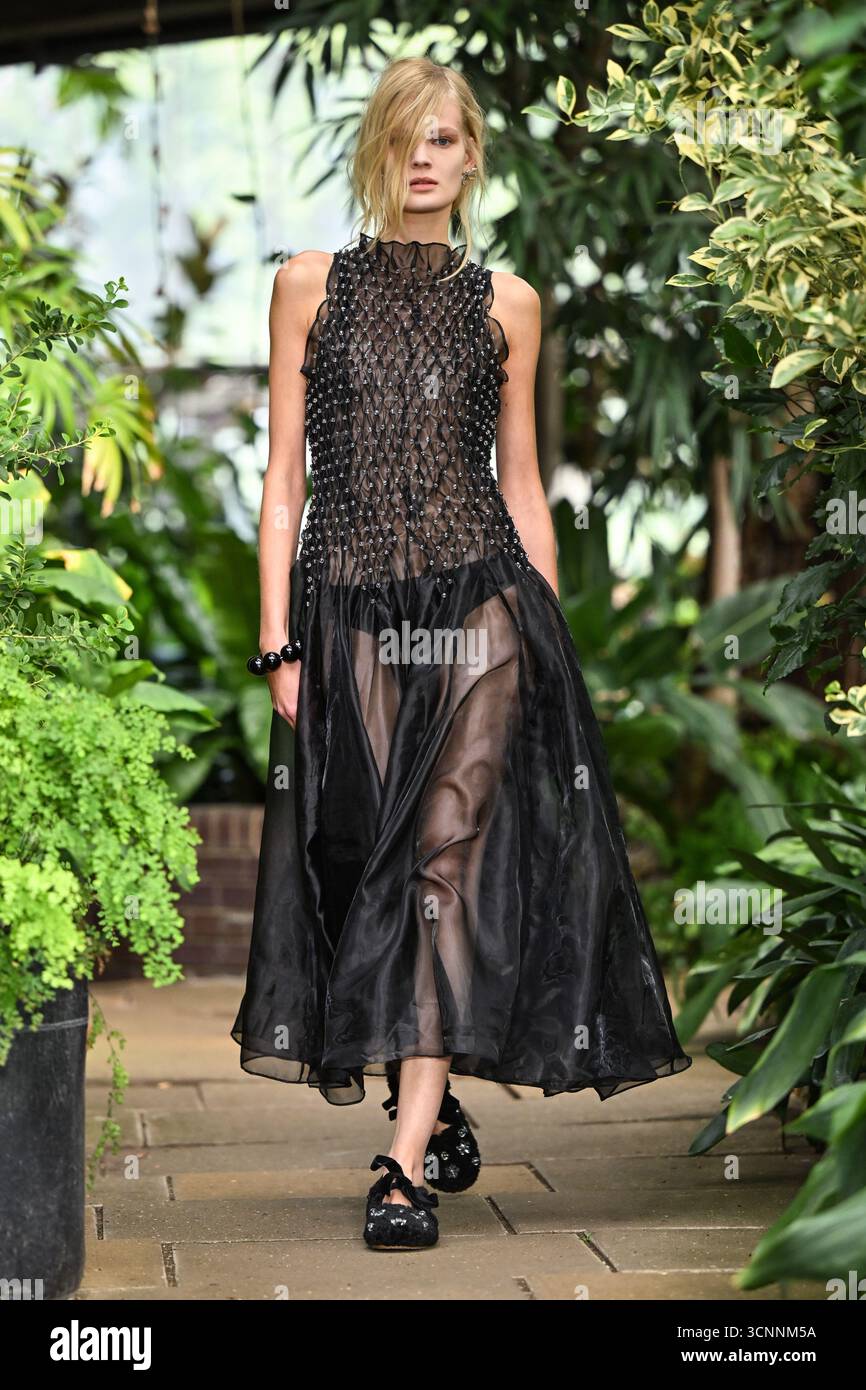 Londres, Royaume-Uni. 22 septembre 2025. Mannequins sur la passerelle pendant le défilé Susan Fang, au Barbican Conservatory de Londres, pendant la London Fashion week. Le crédit photo devrait se lire comme suit : Matt Crossick/Empics/Alamy Live News Banque D'Images