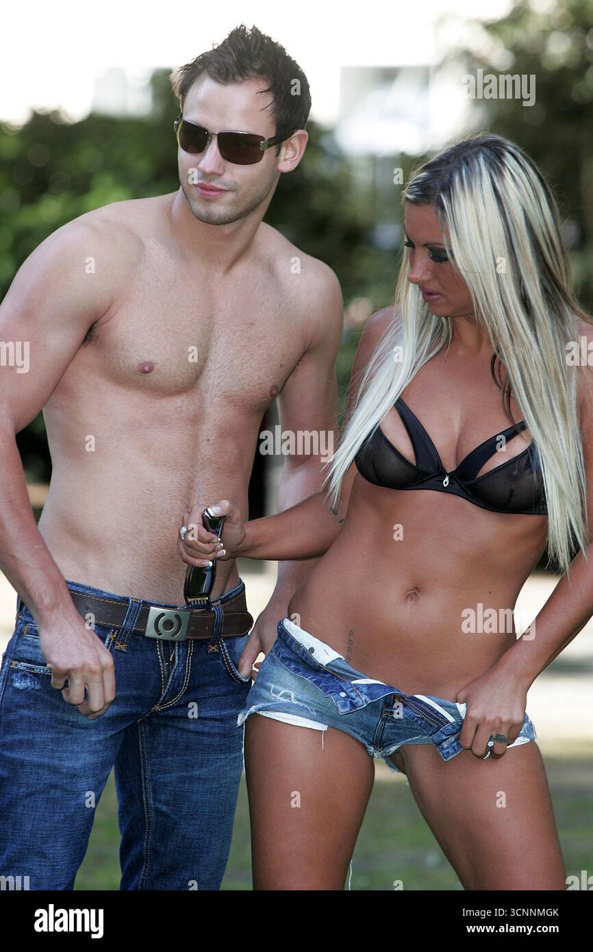 Jodie Marsh fait la promotion de la tondeuse pour cheveux de Remington en association avec le nouveau Jean bas de style Pubic Pants de d&G, Soho Square, Londres - 8 août 2005 Banque D'Images