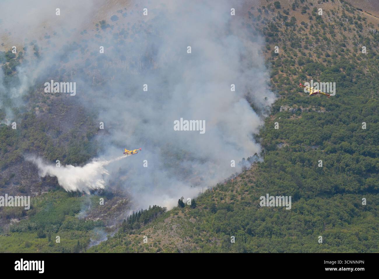 Morano Calabro, Calabre, Italie - 7 septembre 2025 - des avions-citernes combattent dans le parc national du Pollino contre les incendies de forêt. Banque D'Images