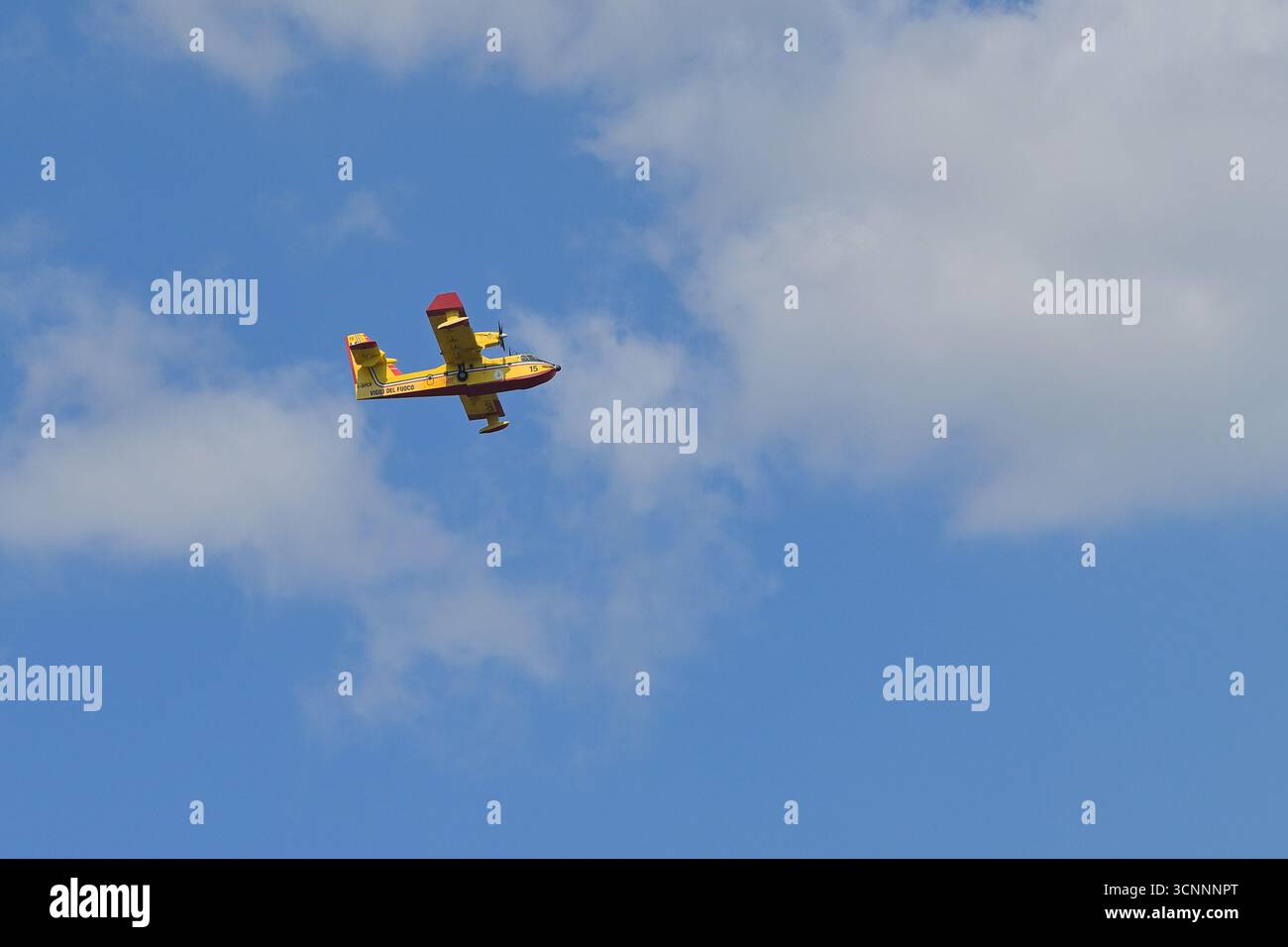 Morano Calabro, Calabre, Italie - 7 septembre 2025 - Italien I-DPCV Vigili del Fuoco Canadair CL-415 airtanker sur le vol pour charger de l'eau. Banque D'Images
