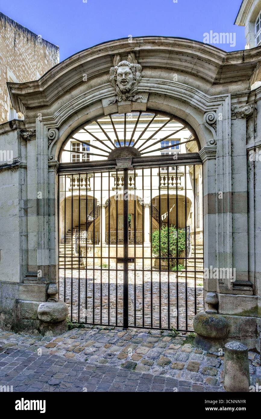 Portes en fer et cour voûtée entrée au bâtiment classique (ancien Hôtel du Gouvernement du 17ème C) Rue Voltaire, Chinon, Indre-et-Loire (37), France. Banque D'Images