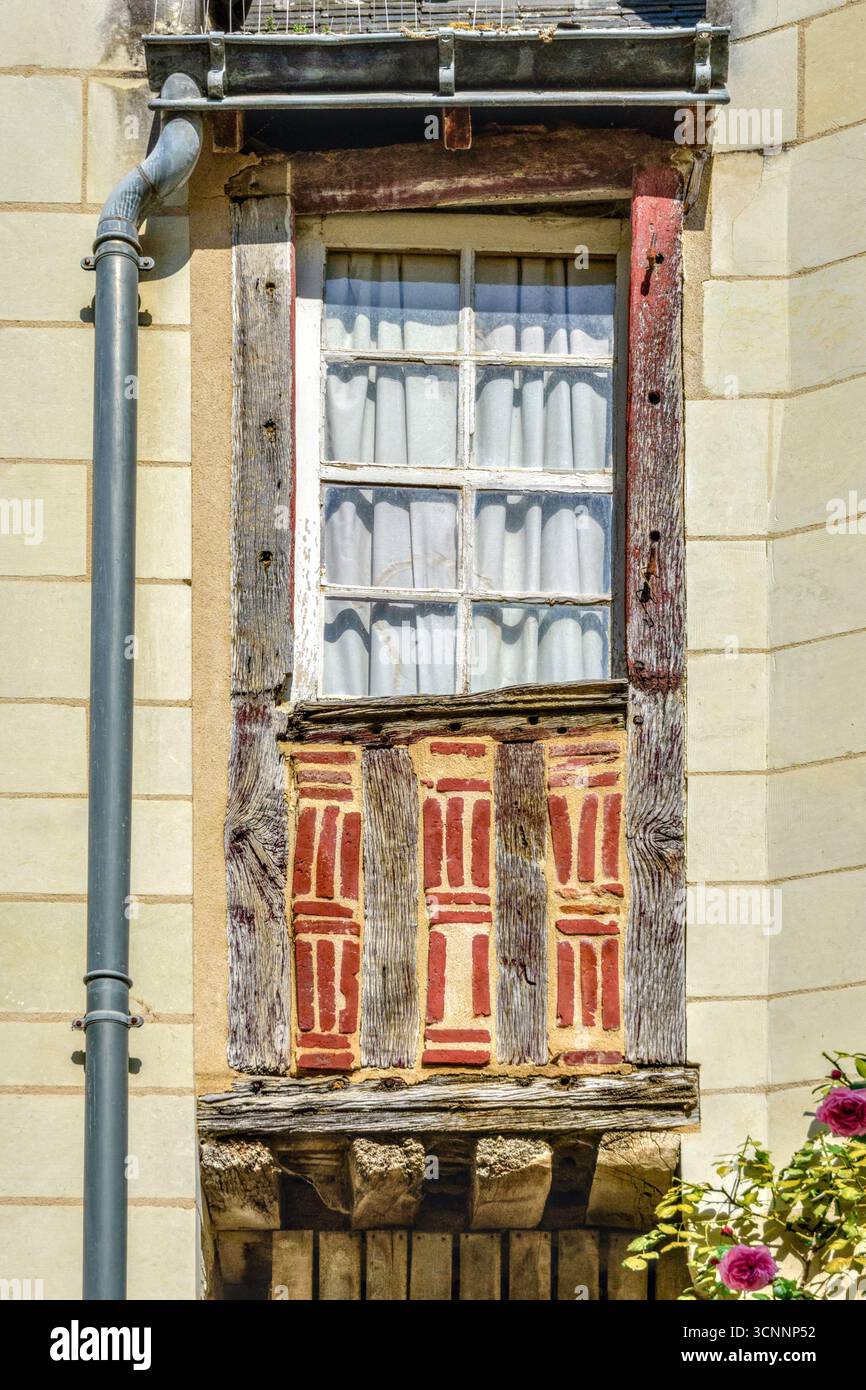 Ol fenêtre médiévale rénovée dans maison rue Voltaire, Chinon, Indre-et-Loire (37), France. Banque D'Images