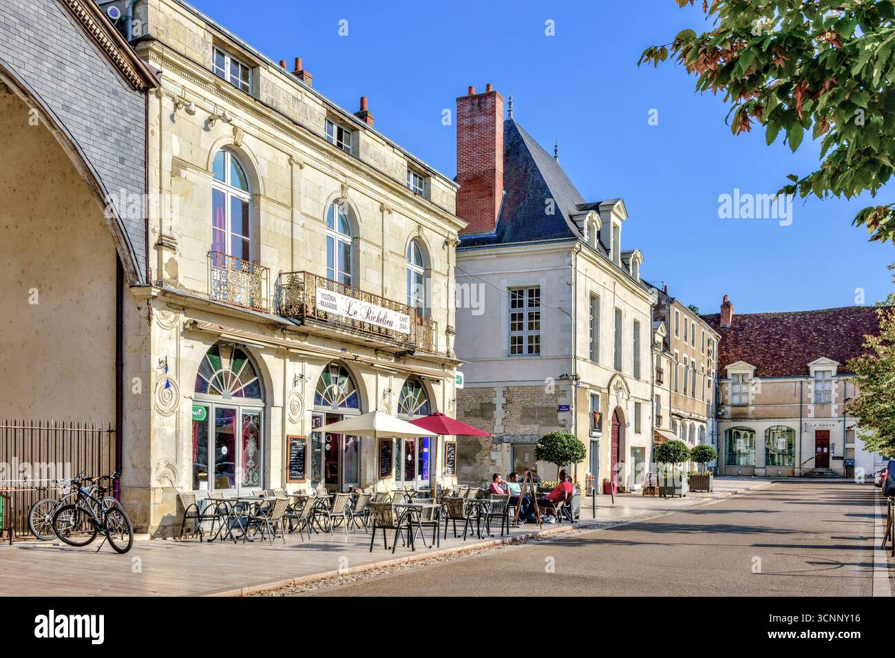 Terrasse extérieure du bar / bistrot / restaurant le Richlieu dans le centre-ville de Richlieu, Indre-et-Loire (37), France. Banque D'Images