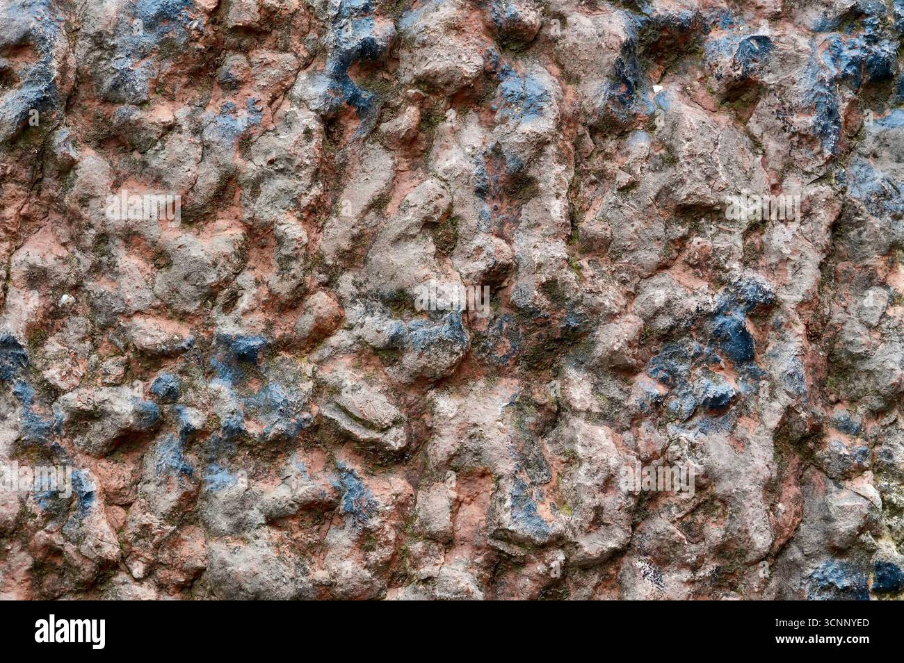 La texture de la pierre est peinte avec de la peinture bleue et rouge. Banque D'Images