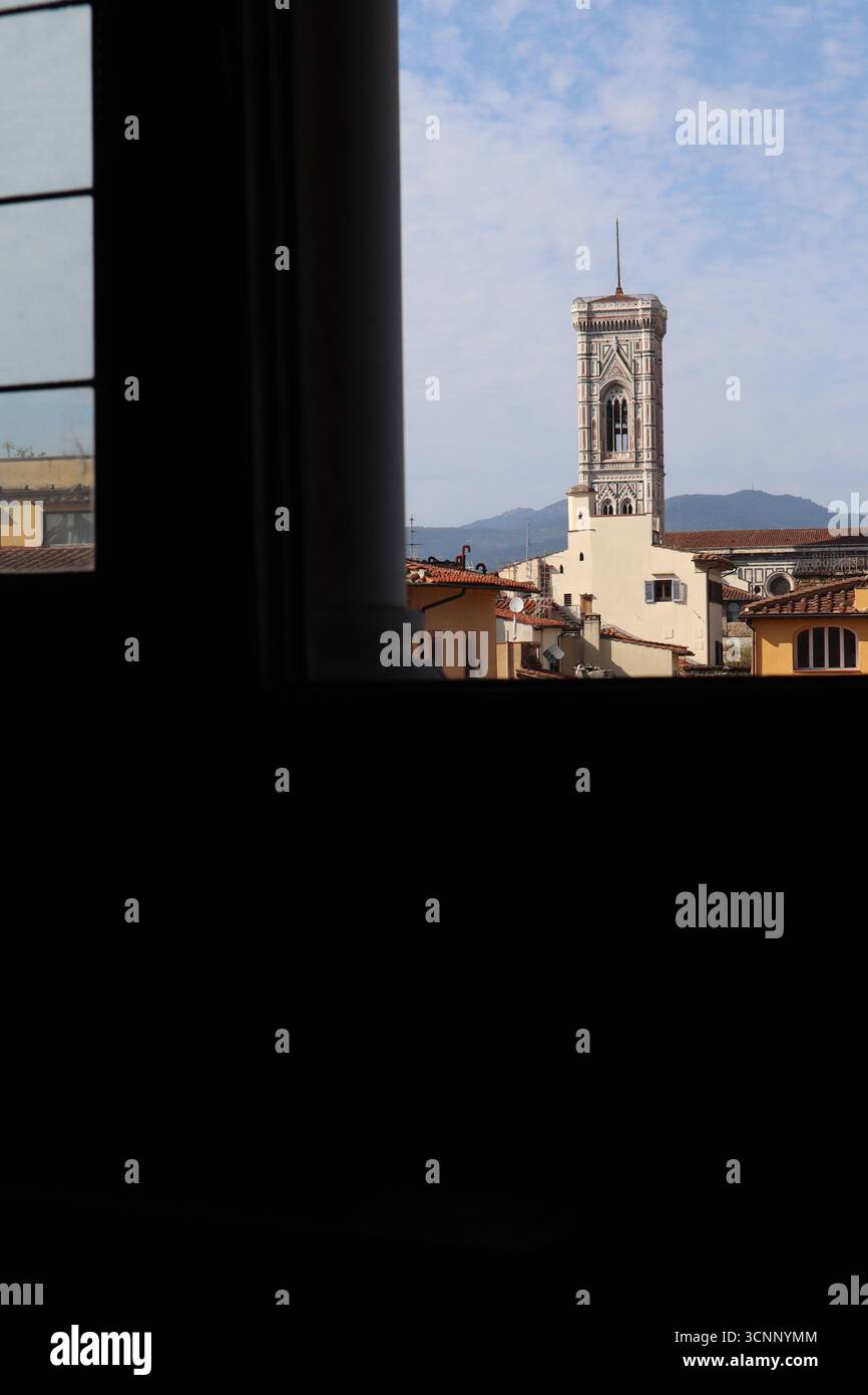 Depuis le point de vue unique de la belle Sala dei Gigli dans le Palazzo Vecchio, la vue sur le Campanile de Giotto est tout simplement à couper le souffle. Banque D'Images