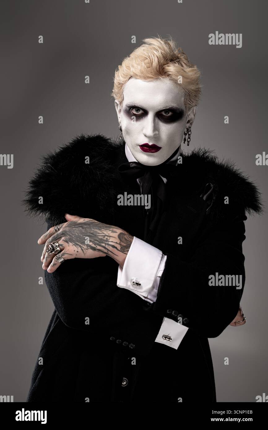 Beau jeune homme présente un costume épique d'Halloween, incarnant un personnage effrayant avec flair. Banque D'Images