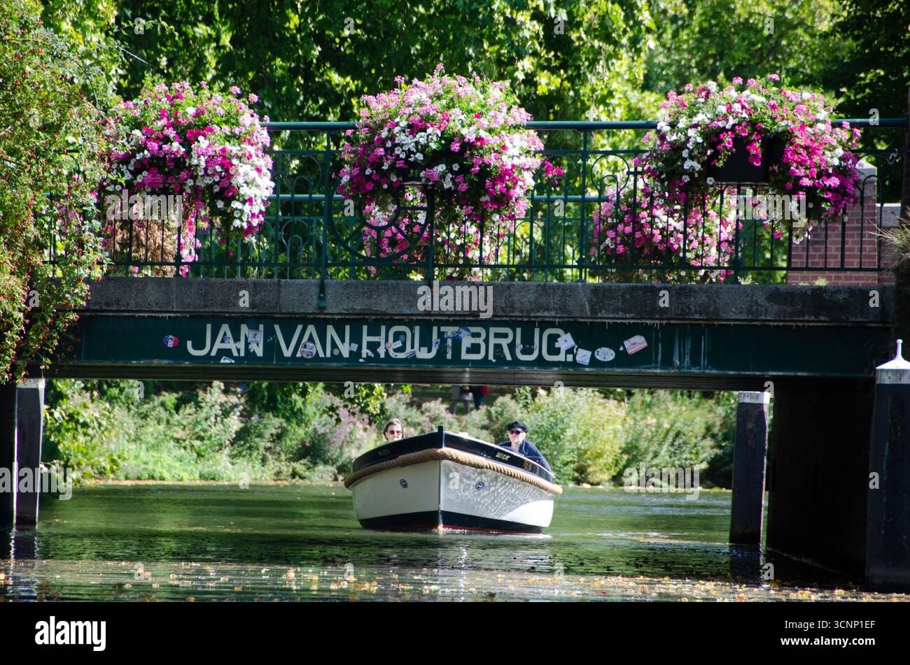 Bateau passant sous le pont Jan van Houtbrug sur le canal Witte Singel dans la ville néerlandaise de Leyde, pays-Bas. Banque D'Images