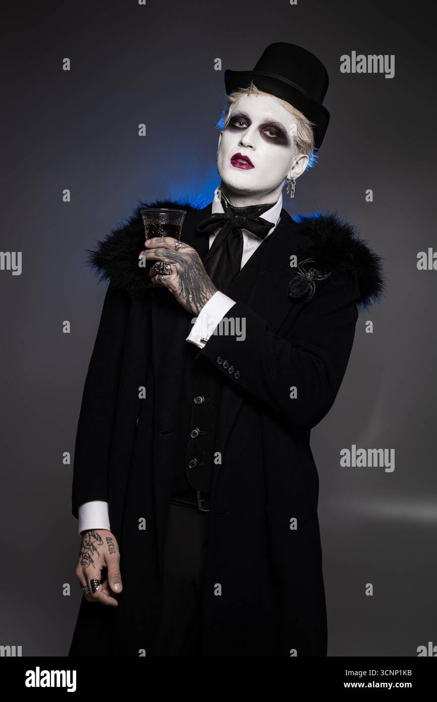 Un jeune homme présente un impressionnant costume d'Halloween avec des détails élégants et artistique. Banque D'Images