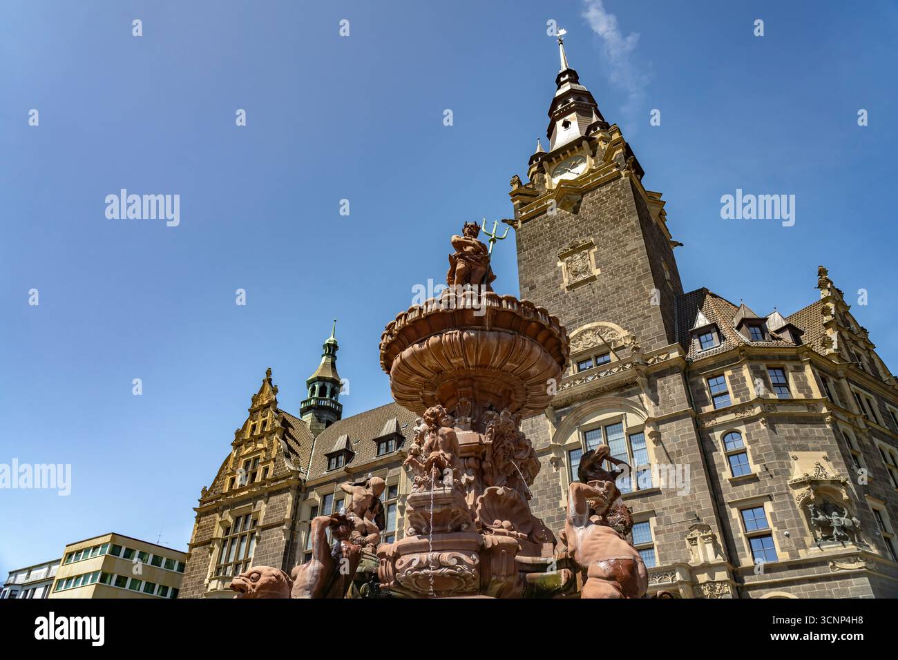 Der Jubiläumsbrunnen vor dem Rathaus in Elberfeld, Wuppertal, Nordrhein-Westfalen, Deutschland, Europa | la fontaine Jubiläumsbrunnen et la ville ha Banque D'Images