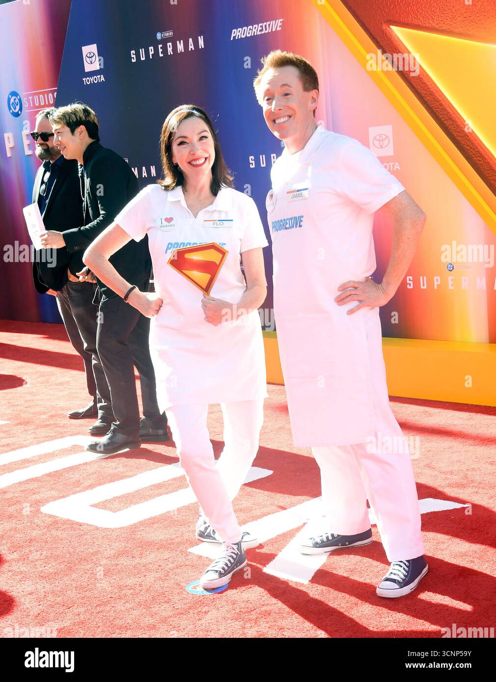 Les personnages de télévision 'Flo' et 'Jamie' Stephanie Courtney et Jim Cashman pour progressive Insurance assistent à la première de Warner Bros. 'Superman' qui s'est tenue au TCL Chinese Theater à Hollywood. Banque D'Images