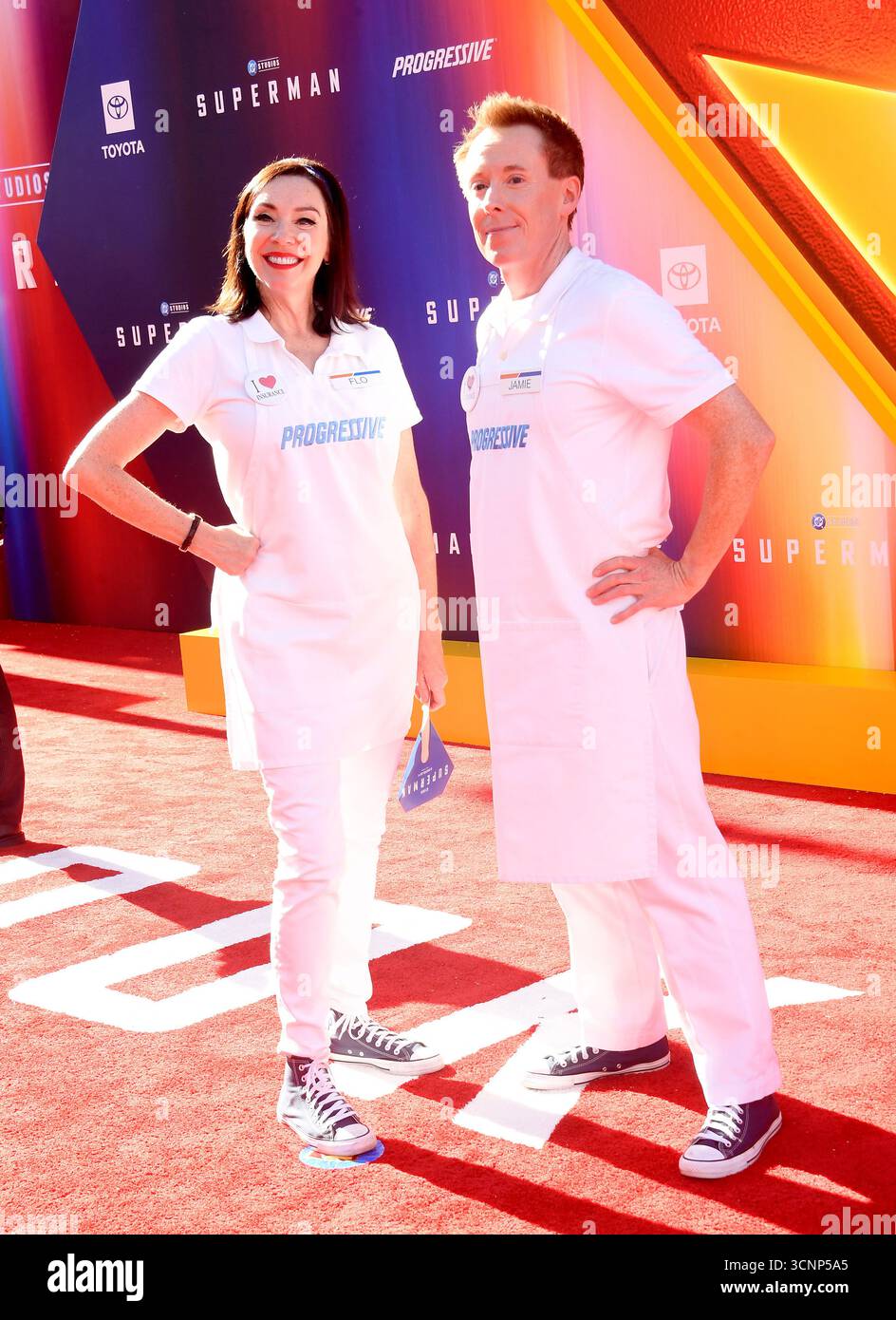 Les personnages de télévision 'Flo' et 'Jamie' Stephanie Courtney et Jim Cashman pour progressive Insurance assistent à la première de Warner Bros. 'Superman' qui s'est tenue au TCL Chinese Theater à Hollywood. Banque D'Images