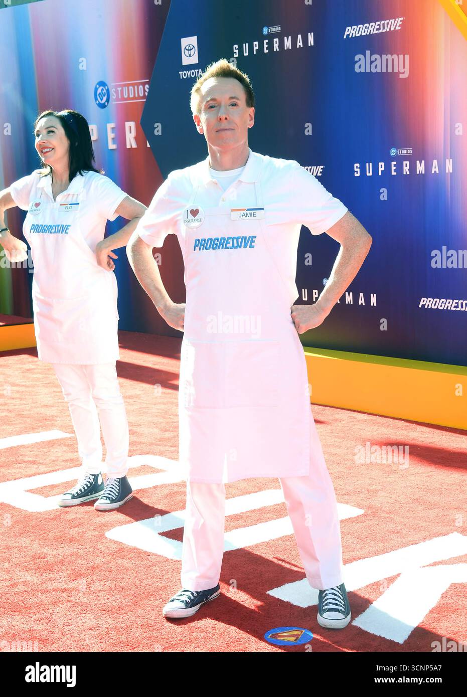 Les personnages de télévision 'Flo' et 'Jamie' Stephanie Courtney et Jim Cashman pour progressive Insurance assistent à la première de Warner Bros. 'Superman' qui s'est tenue au TCL Chinese Theater à Hollywood. Banque D'Images