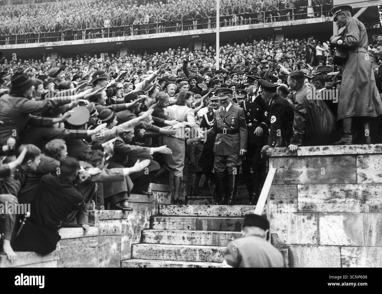 Salutations nazies – célébrations du 1er mai à Berlin. Le chancelier du Reich Adolf Hitler, accueilli par les participants à la cérémonie alors qu’il quitte le stade olympique. 1939 Banque D'Images