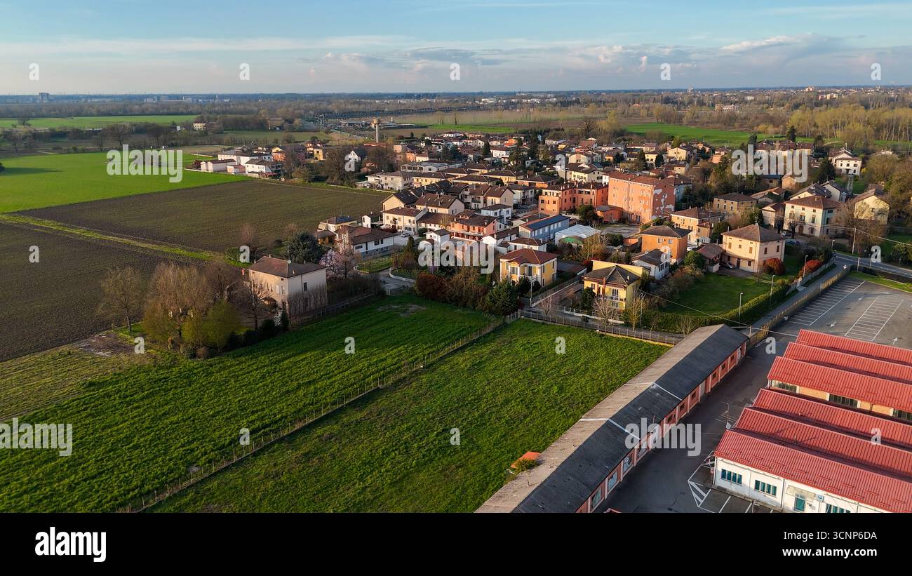 La vue aérienne à couper le souffle capture le charme historique de Castelvetro Piacentino au milieu de la campagne italienne luxuriante Banque D'Images