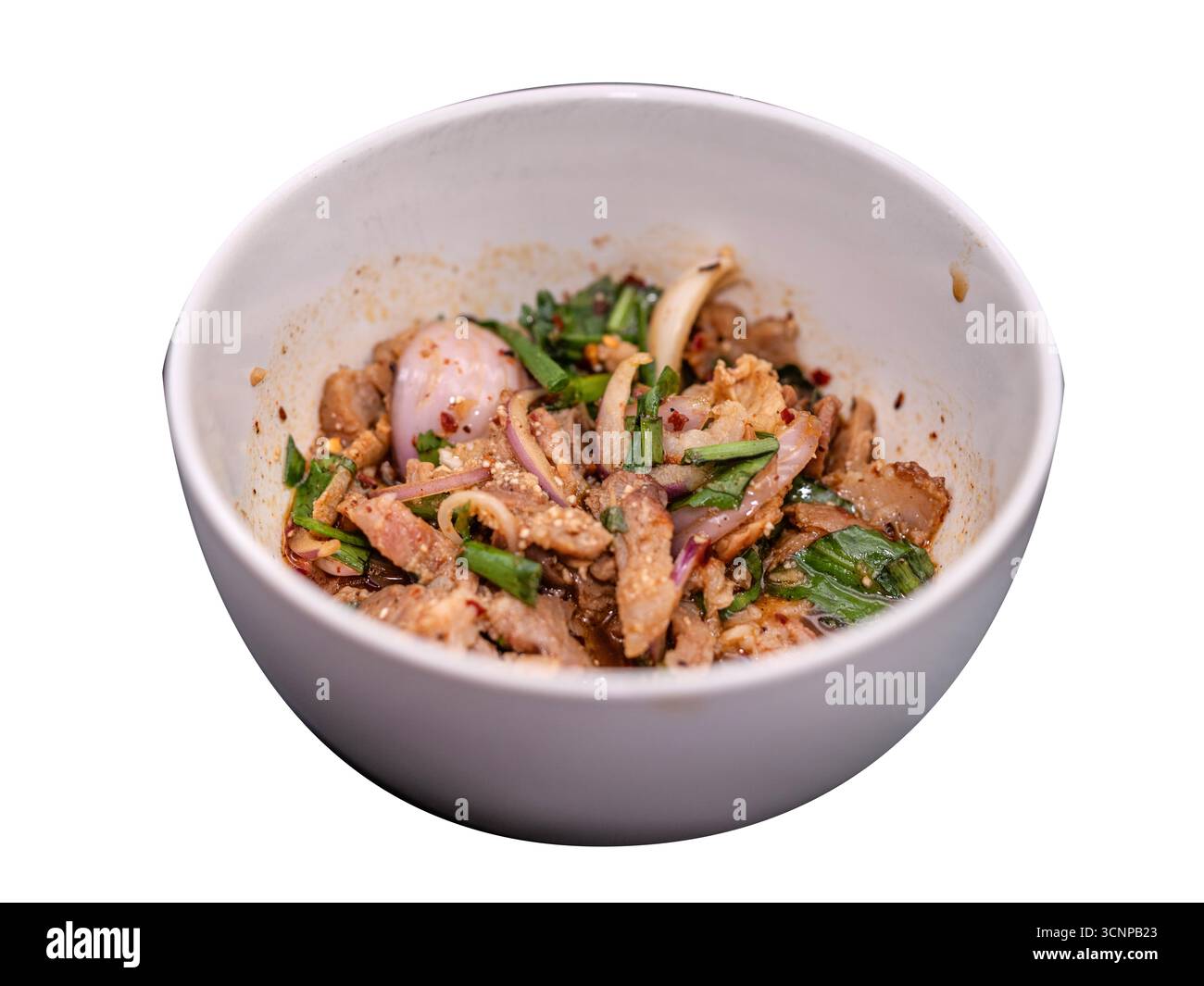 Salade épicée de cou de porc grillé thaïlandais, viande juteuse et tendre avec des herbes, Chili, citron vert, savoureux saveur authentique. Banque D'Images