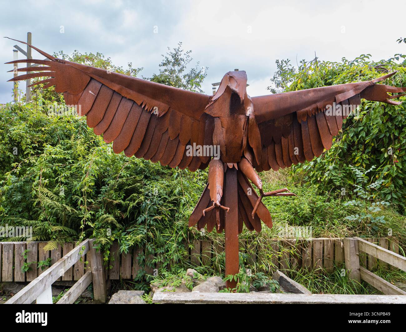 Wings outsretched milvus milvus sculpture de Sarah Wardlaw au Gigrin Farm Red Kite Feeding Centre, Rhayader, Mid Wales, Royaume-Uni Banque D'Images