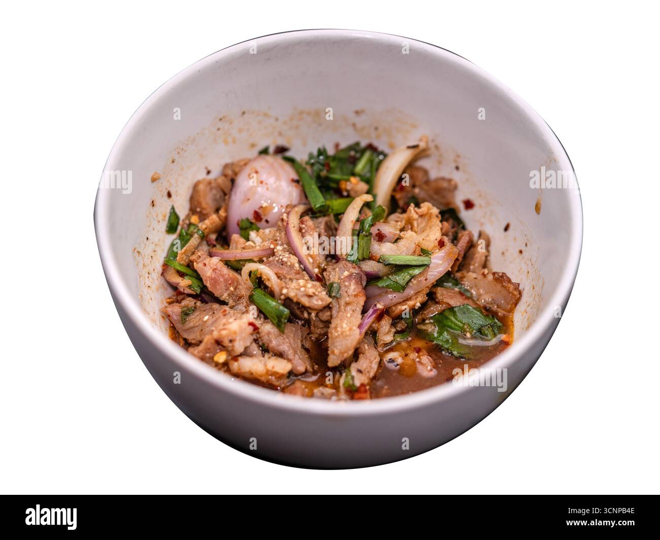 Salade épicée de cou de porc grillé thaïlandais, viande juteuse et tendre avec des herbes, Chili, citron vert, savoureux saveur authentique. Banque D'Images