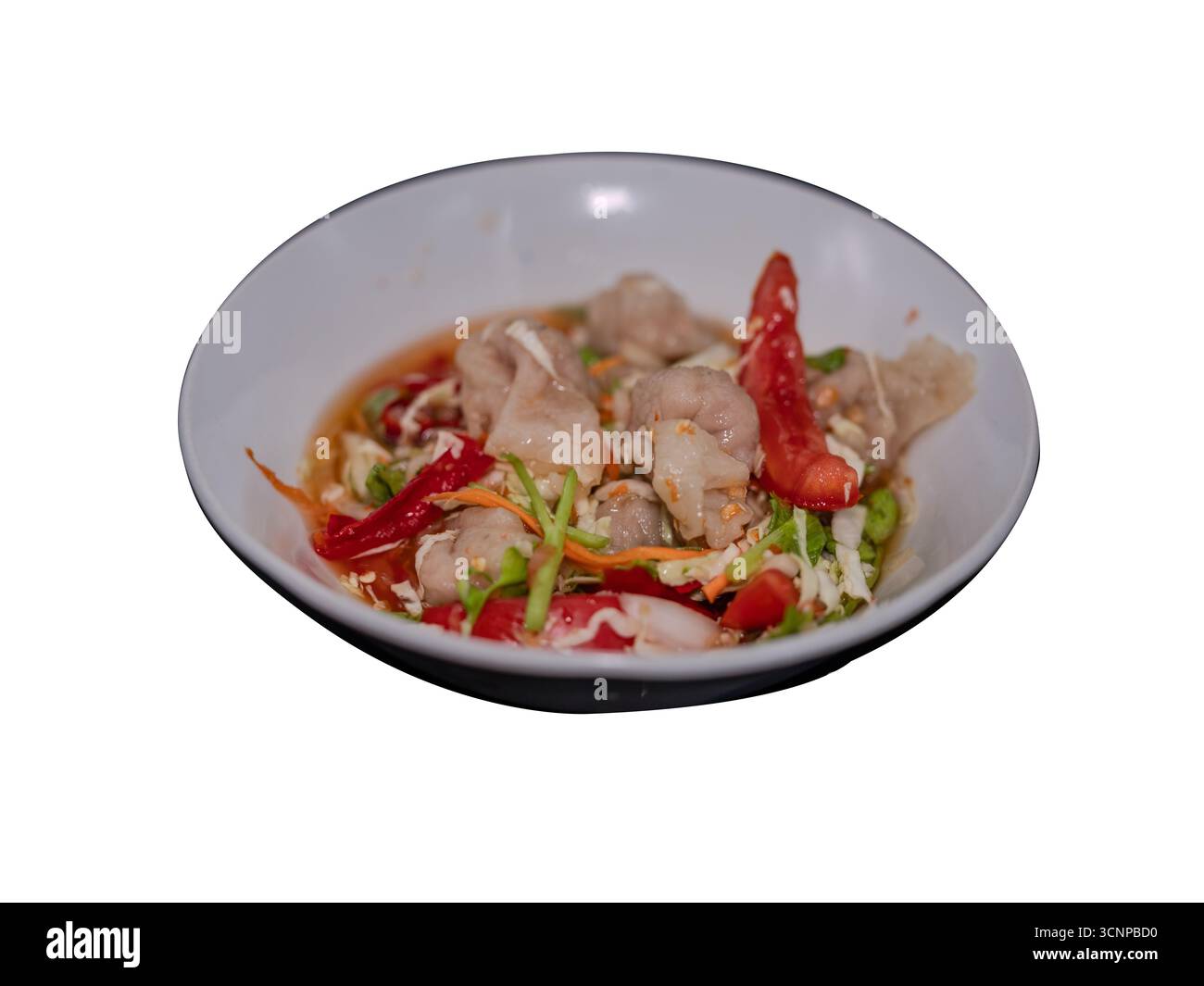 Salade de wonton de poisson épicé thaïlandais, mélange savoureux de plat épicé, aigre, sucré, salé, délicieux et coloré. Banque D'Images