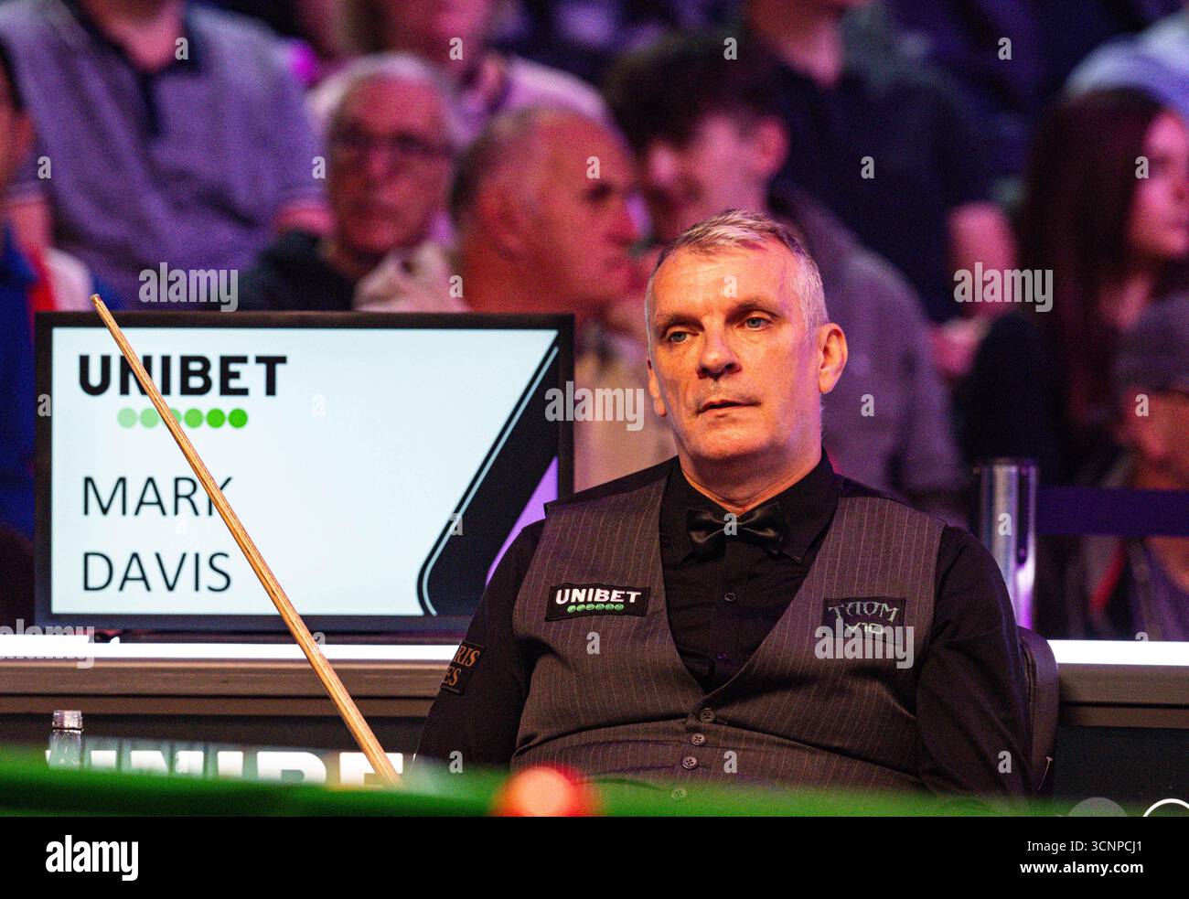 Cheltenham, Royaume-Uni. 22 septembre 2025 ; Cheltenham Racecourse, Cheltenham, Angleterre : 2025 Unibet British Open Snooker, jour 1 ; Mark Davis suit le match de près lors de son match contre John Higgins crédit : action plus Sports images/Alamy Live News Banque D'Images