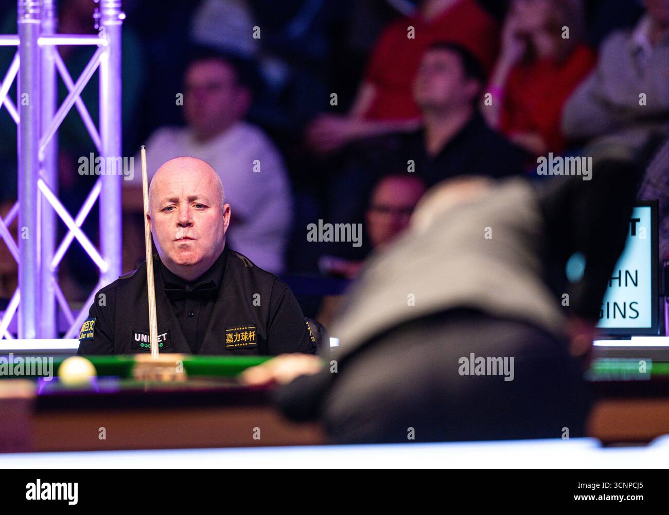 Cheltenham, Royaume-Uni. 22 septembre 2025 ; Cheltenham Racecourse, Cheltenham, Angleterre : 2025 Unibet British Open Snooker, jour 1 ; John Higgins suit le match de près lors de son match contre Mark Davis Credit : action plus Sports images/Alamy Live News Banque D'Images