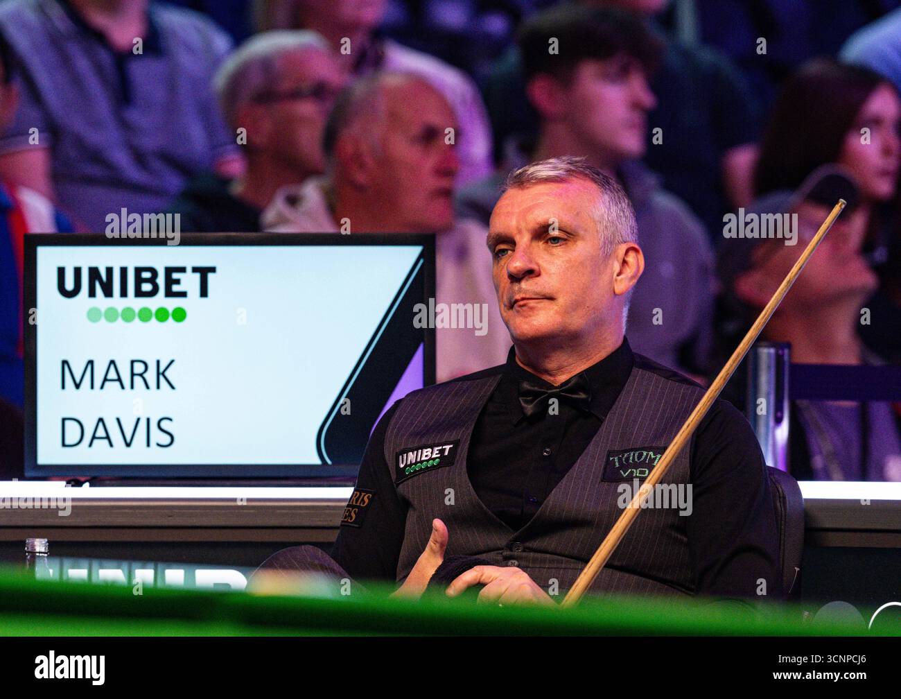 Cheltenham, Royaume-Uni. 22 septembre 2025 ; Cheltenham Racecourse, Cheltenham, Angleterre : 2025 Unibet British Open Snooker, jour 1 ; Mark Davis suit le match de près lors de son match contre John Higgins crédit : action plus Sports images/Alamy Live News Banque D'Images