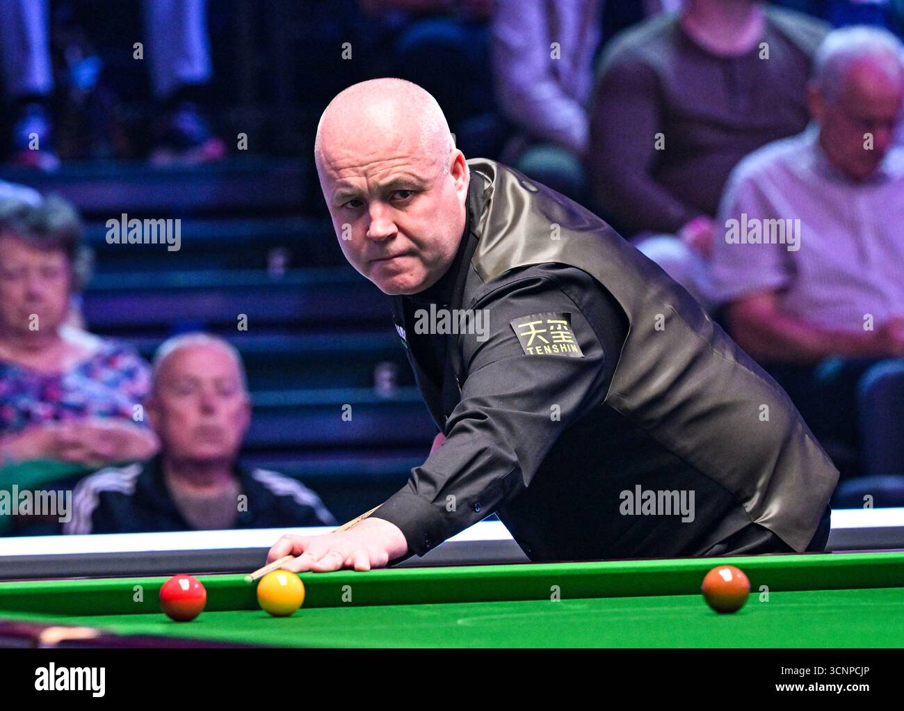 Cheltenham, Royaume-Uni. 22 septembre 2025 ; Cheltenham Racecourse, Cheltenham, Angleterre : Unibet British Open Snooker 2025, jour 1 ; John Higgins pense à son prochain tir lors de son match contre Mark Davis crédit : action plus Sports images/Alamy Live News Banque D'Images