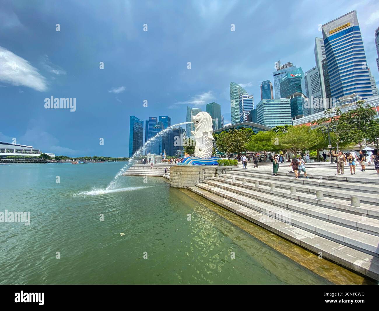 En arrière-plan se trouve le quartier financier de Singapour. Le grand monument blanc du parc Merloin est l'une des principales attractions touristiques, le Merlion - Image de stock capturée avec un smartphone