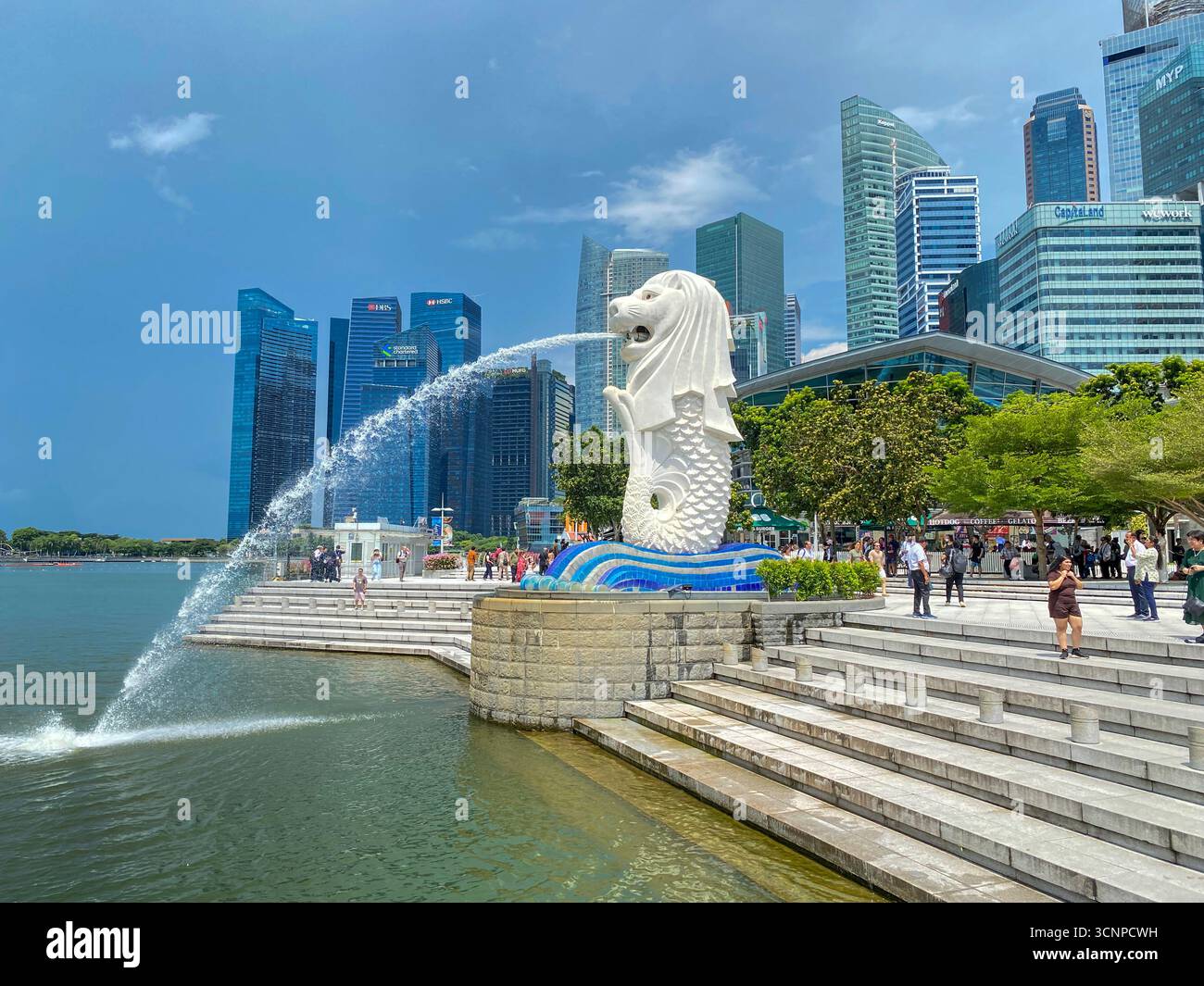 En arrière-plan se trouve le quartier financier de Singapour. Le grand monument blanc du parc Merloin est l'une des principales attractions touristiques, le Merlion - Image de stock capturée avec un smartphone