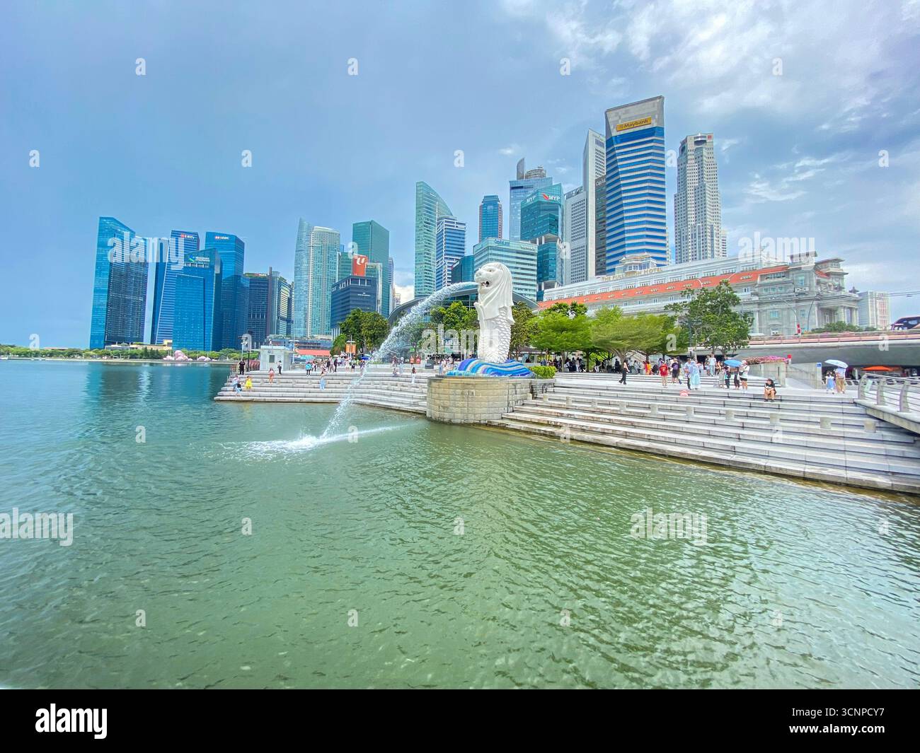 En arrière-plan se trouve le quartier financier de Singapour. Le grand monument blanc du parc Merloin est l'une des principales attractions touristiques, le Merlion - Image de stock capturée avec un smartphone