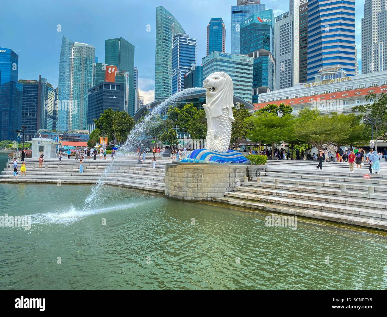 En arrière-plan se trouve le quartier financier de Singapour. Le grand monument blanc du parc Merloin est l'une des principales attractions touristiques, le Merlion - Image de stock capturée avec un smartphone