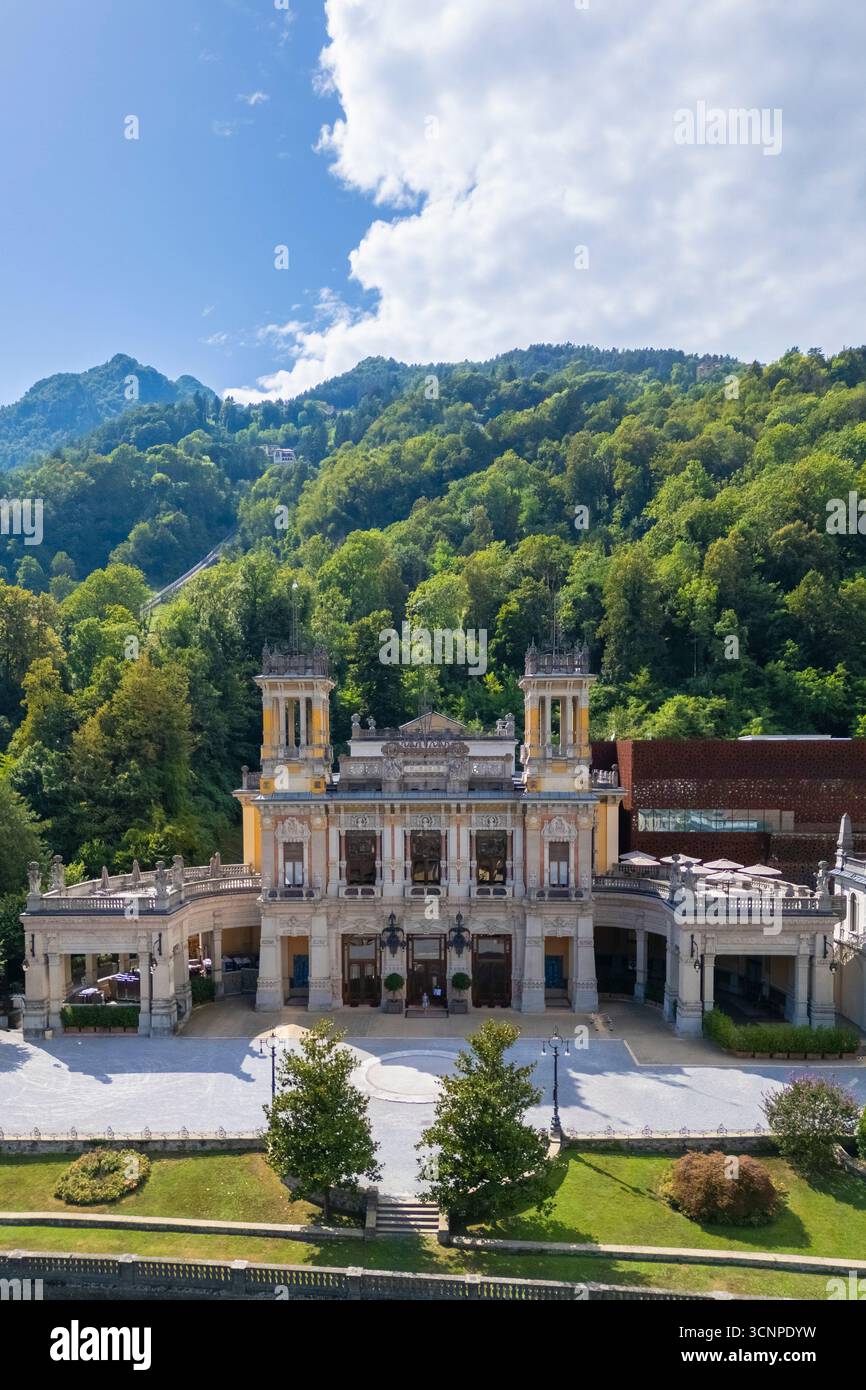 Vue aérienne du bâtiment Liberty du Casinò de San Pellegrino terme. San Pellegrino terme, Val Brembana, province de Bergame, Lombardie, Italie. Banque D'Images