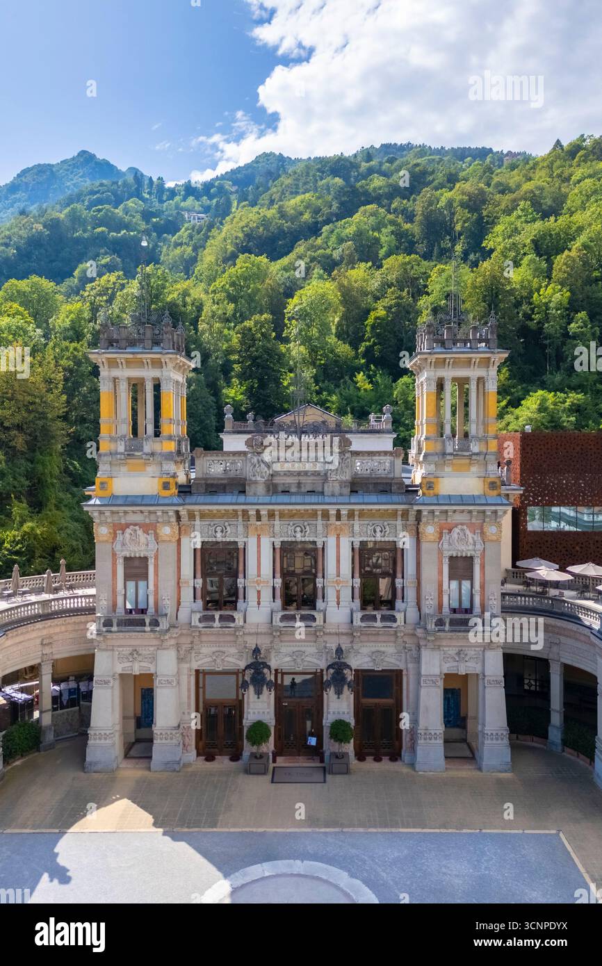 Vue aérienne du bâtiment Liberty du Casinò de San Pellegrino terme. San Pellegrino terme, Val Brembana, province de Bergame, Lombardie, Italie. Banque D'Images