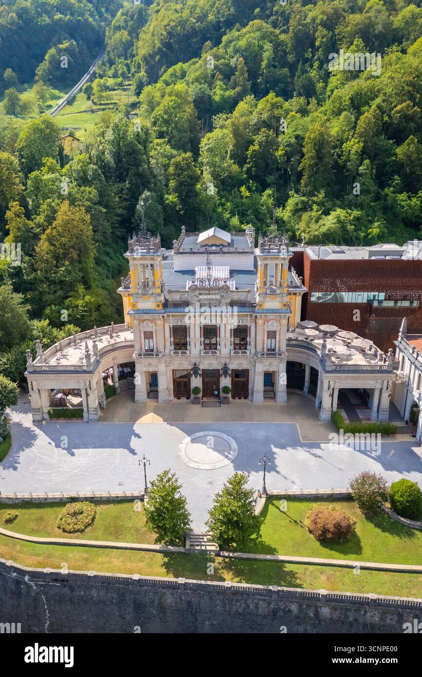 Vue aérienne du bâtiment Liberty du Casinò de San Pellegrino terme. San Pellegrino terme, Val Brembana, province de Bergame, Lombardie, Italie. Banque D'Images