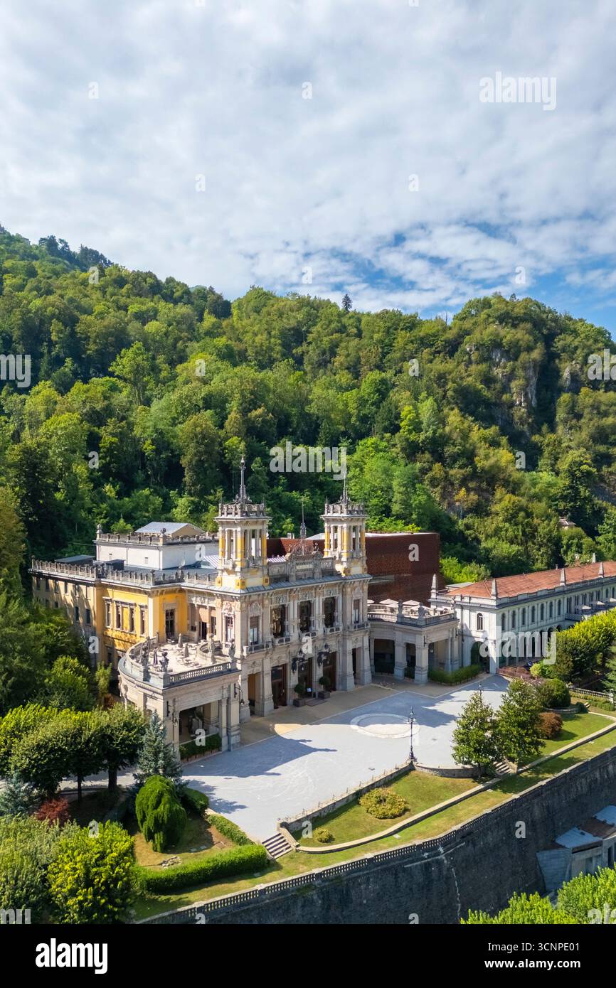 Vue aérienne du bâtiment Liberty du Casinò de San Pellegrino terme. San Pellegrino terme, Val Brembana, province de Bergame, Lombardie, Italie. Banque D'Images