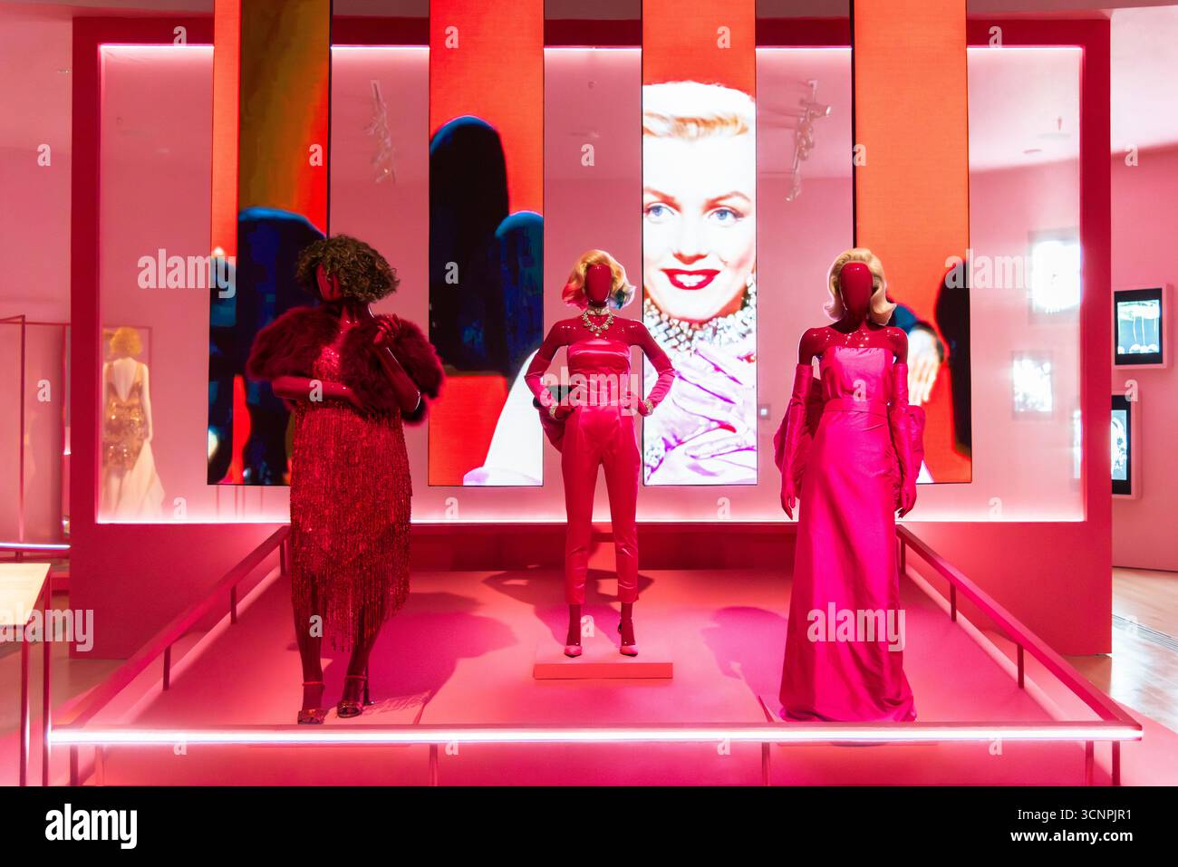SINGAPOUR - robes et combinaison portées par Elaine Crombie, Margot Robbie et Chantelle Whitney exposées au salon « Goddess : Brave, Bold, Beautiful » d’ACMI. Banque D'Images