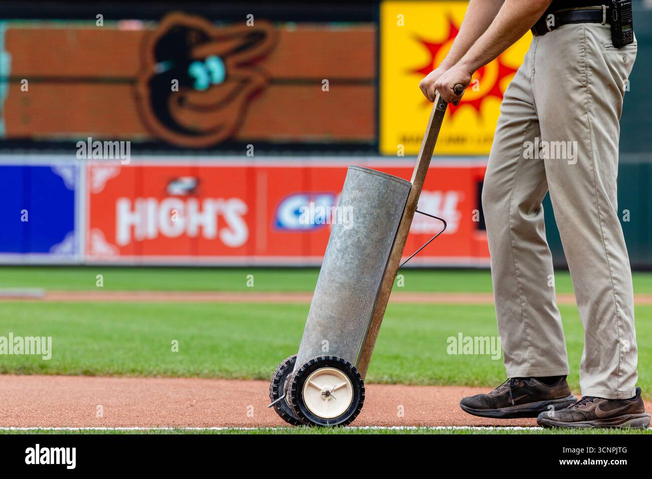 Baltimore, MD : L'équipe Grounds à Oriole Park à Camden Yards prépare le terrain avant un match MLB entre les Orioles de Baltimore et les Yankees de New York le dimanche 21 septembre 2025. Les Yankees battent les Orioles 7-1 en dix manches. (Bob Blakley/image du sport) Banque D'Images