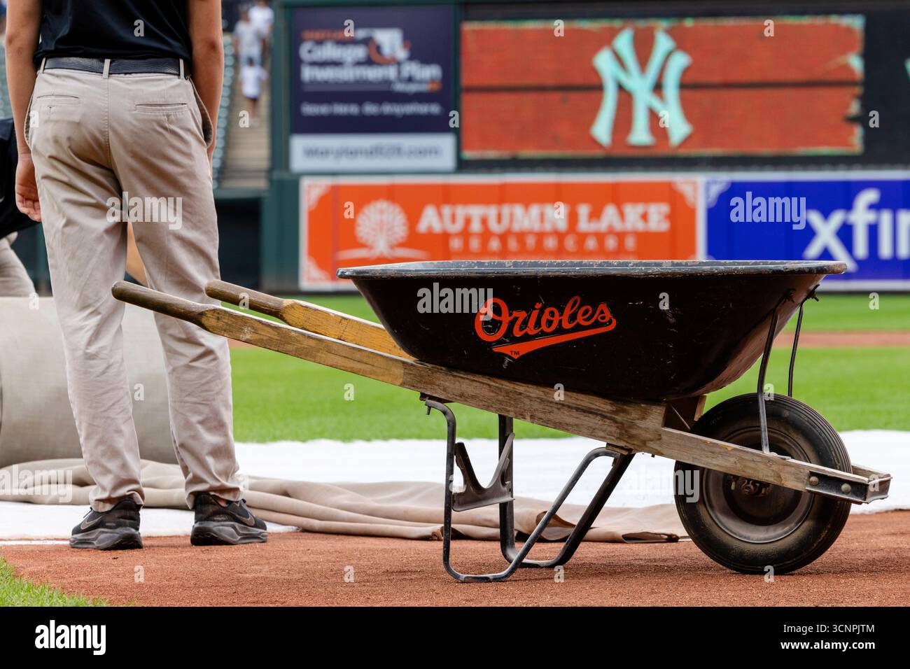 Baltimore, MD : L'équipe Grounds à Oriole Park à Camden Yards prépare le terrain avant un match MLB entre les Orioles de Baltimore et les Yankees de New York le dimanche 21 septembre 2025. Les Yankees battent les Orioles 7-1 en dix manches. (Bob Blakley/image du sport) Banque D'Images