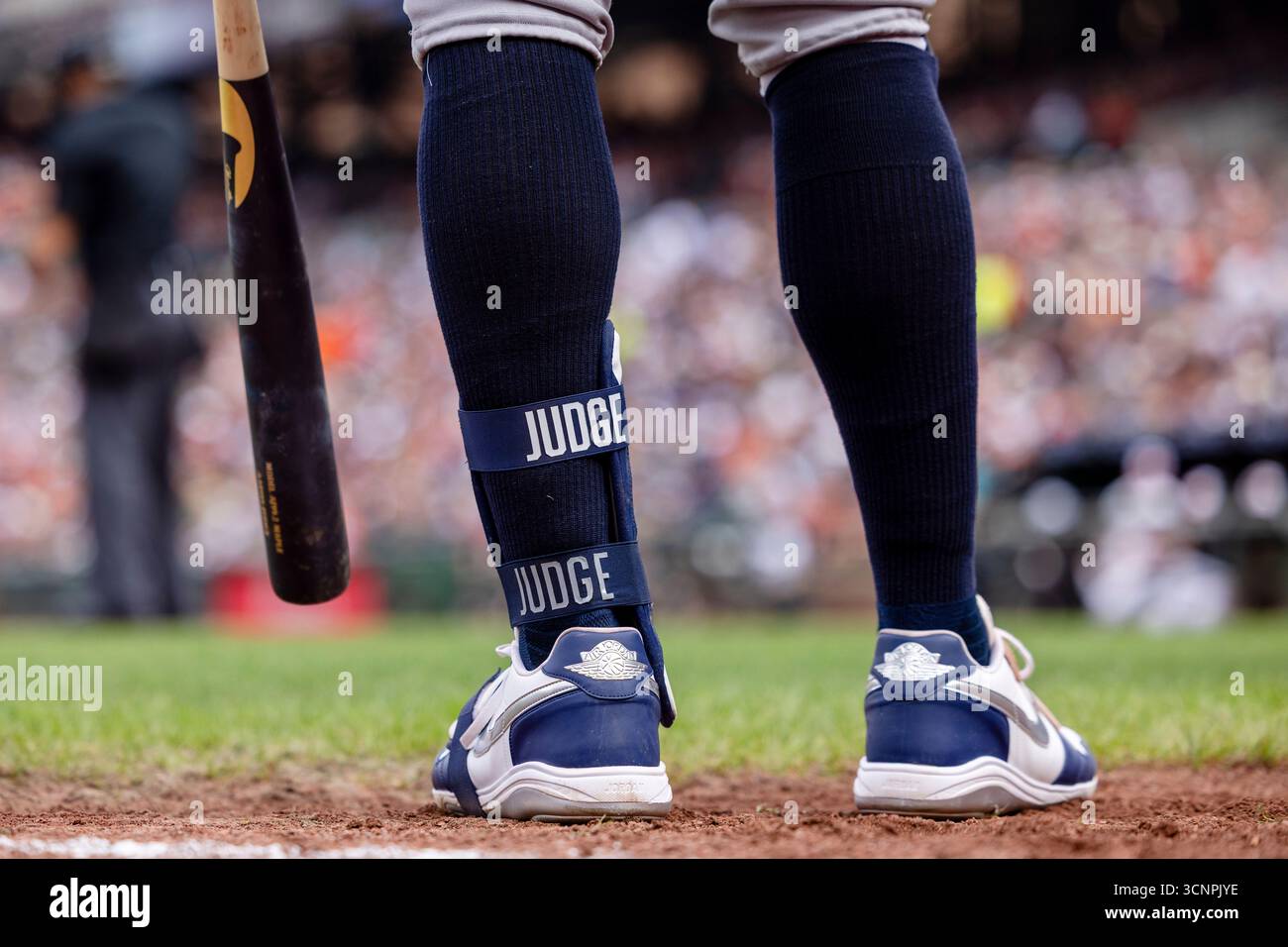 Baltimore, MD : Aaron Judge (99 ans), joueur de frappe désigné des New York Yankees, attend sur le pont lors de la sixième manche d'un match de la MLB le dimanche 21 septembre 2025 à Oriole Park à Camden Yards. Les Yankees battent les Orioles 7-1 en dix manches. (Bob Blakley/image du sport) Banque D'Images