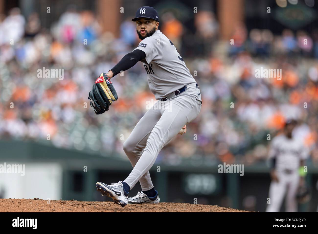 Baltimore, MD : Devin Williams (38), lanceur des New York Yankees, lance lors de la huitième manche d'un match de la MLB contre les Orioles de Baltimore le dimanche 21 septembre 2025 à Oriole Park à Camden Yards. Les Yankees battent les Orioles 7-1 en dix manches. (Bob Blakley/image du sport) Banque D'Images