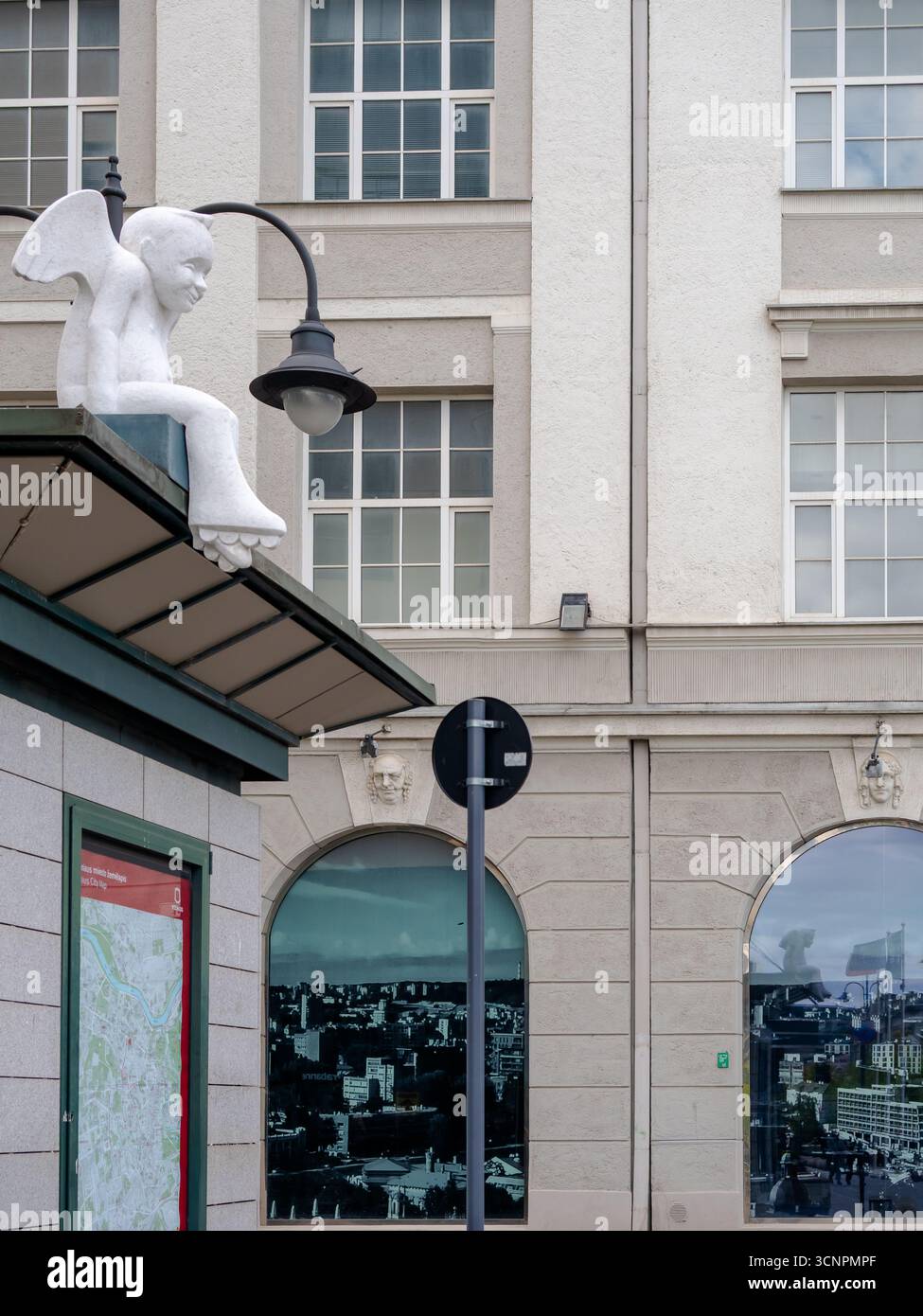 Vilnius, Lituanie - 9 mai 2025 : sculpture d'ange assis à l'intersection de la rue Vilniaus et de l'avenue Gedimino Banque D'Images