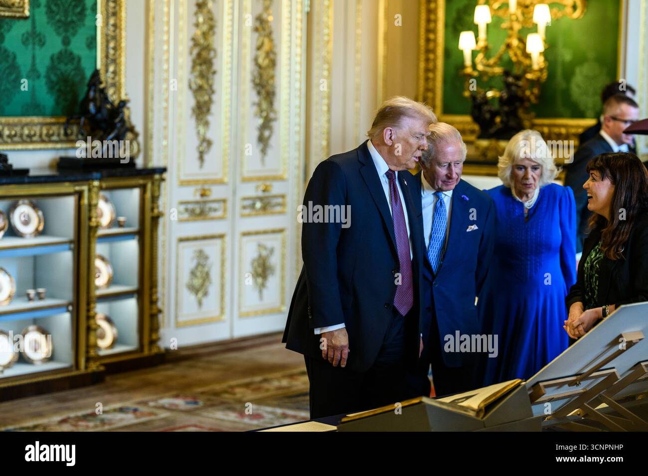 Le président Donald Trump et la première dame Melania Trump regardent une collection d’objets américains de la collection royale avec le roi Charles III et la reine Camilla dans le Green Drawing Room du château de Windsor, en Angleterre, le mercredi 17 septembre 2025. (Photo officielle de la Maison Blanche par Daniel Torok) Banque D'Images