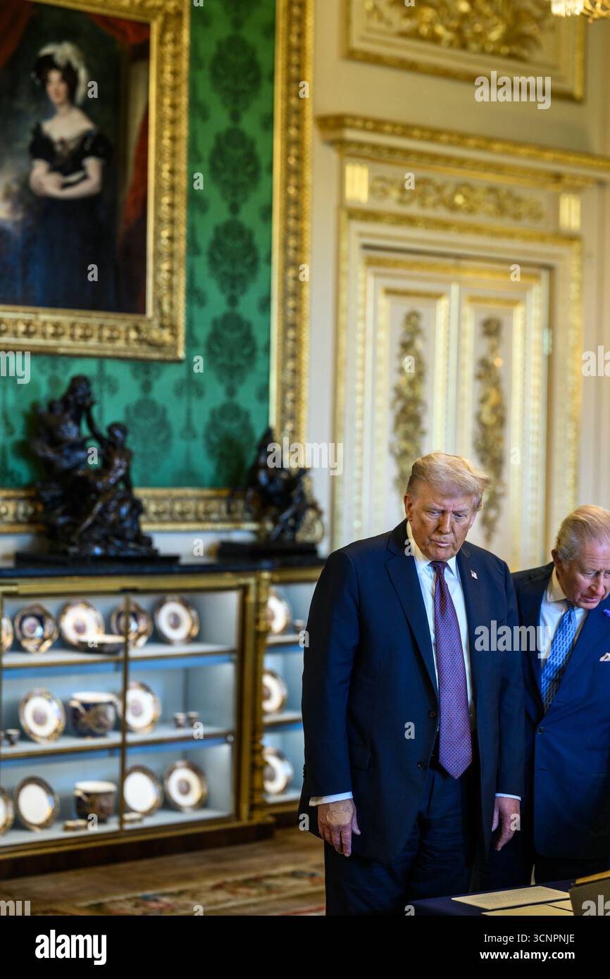 Le président Donald Trump et la première dame Melania Trump regardent une collection d’objets américains de la collection royale avec le roi Charles III et la reine Camilla dans le Green Drawing Room du château de Windsor, en Angleterre, le mercredi 17 septembre 2025. (Photo officielle de la Maison Blanche par Daniel Torok) Banque D'Images