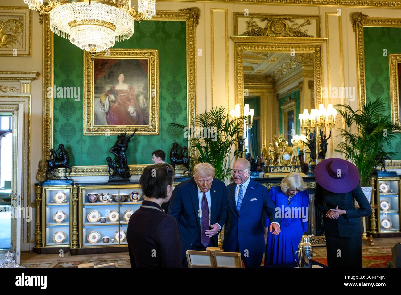 Le président Donald Trump et la première dame Melania Trump regardent une collection d’objets américains de la collection royale avec le roi Charles III et la reine Camilla dans le Green Drawing Room du château de Windsor, en Angleterre, le mercredi 17 septembre 2025. (Photo officielle de la Maison Blanche par Daniel Torok) Banque D'Images