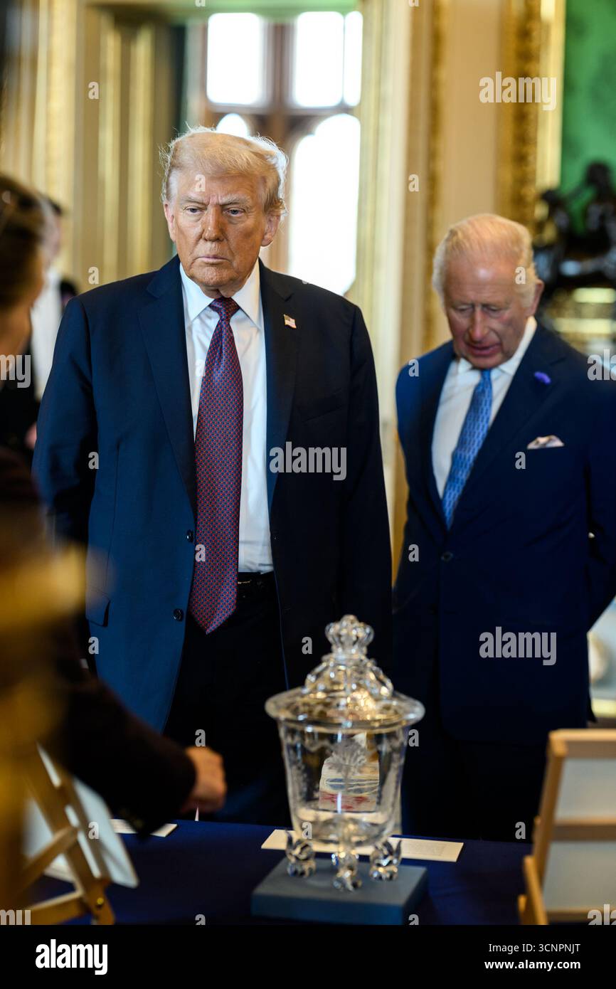 Le président Donald Trump et la première dame Melania Trump regardent une collection d’objets américains de la collection royale avec le roi Charles III et la reine Camilla dans le Green Drawing Room du château de Windsor, en Angleterre, le mercredi 17 septembre 2025. (Photo officielle de la Maison Blanche par Daniel Torok) Banque D'Images