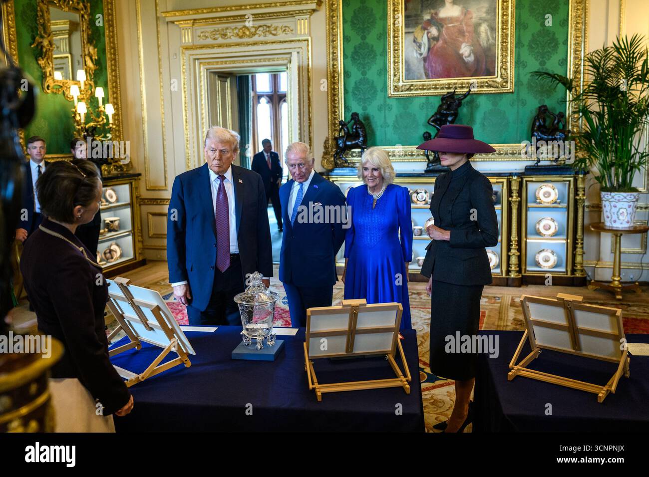 Le président Donald Trump et la première dame Melania Trump regardent une collection d’objets américains de la collection royale avec le roi Charles III et la reine Camilla dans le Green Drawing Room du château de Windsor, en Angleterre, le mercredi 17 septembre 2025. (Photo officielle de la Maison Blanche par Daniel Torok) Banque D'Images