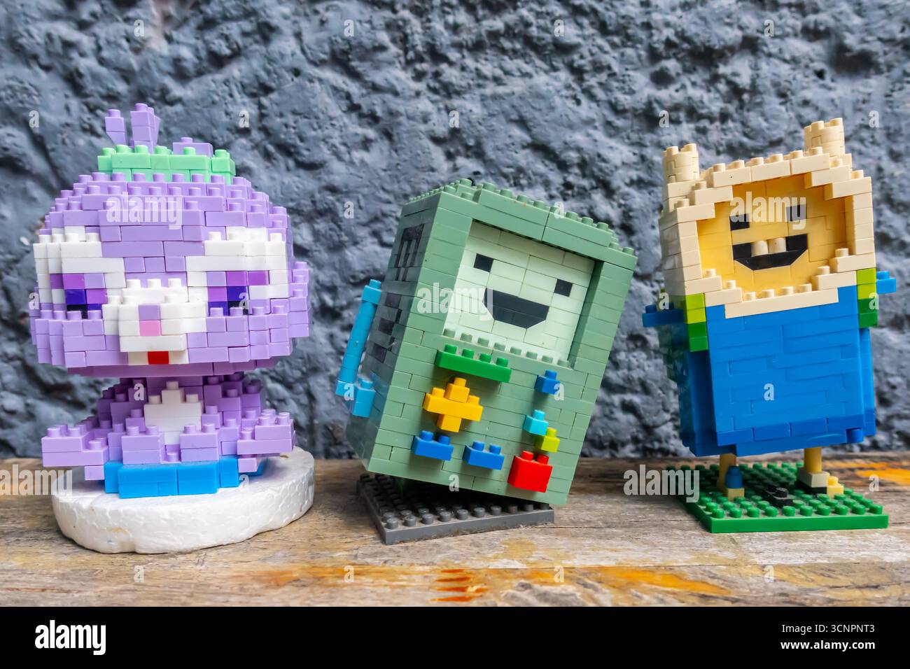 Miniso Building Block figures de personnages, série télévisée Adventure Time. Les personnages sont Lumpy Space Princess, BMO et Finn the Human. Banque D'Images
