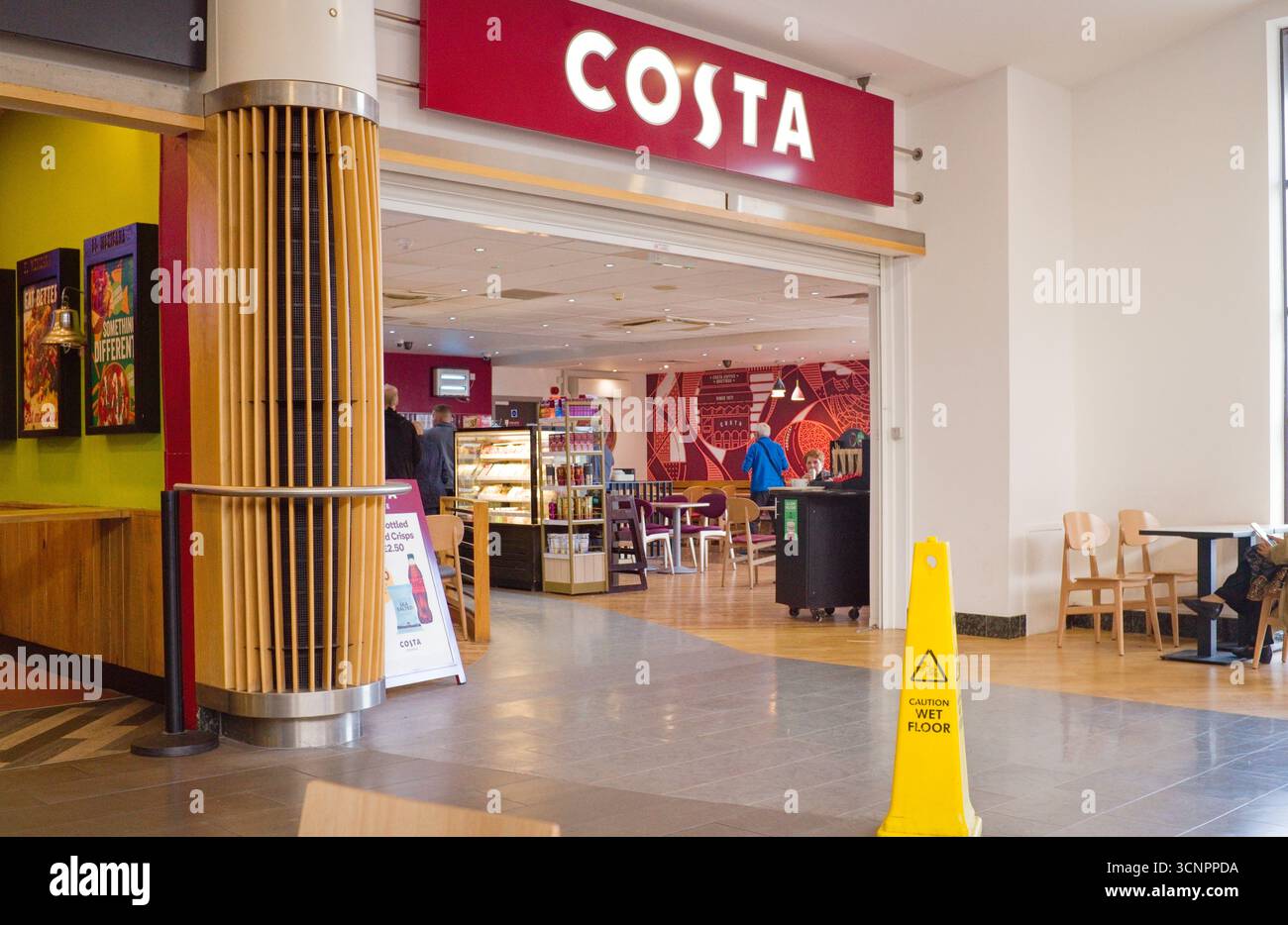 Café Costa à la station-service de l'autoroute près de Cambridge Banque D'Images
