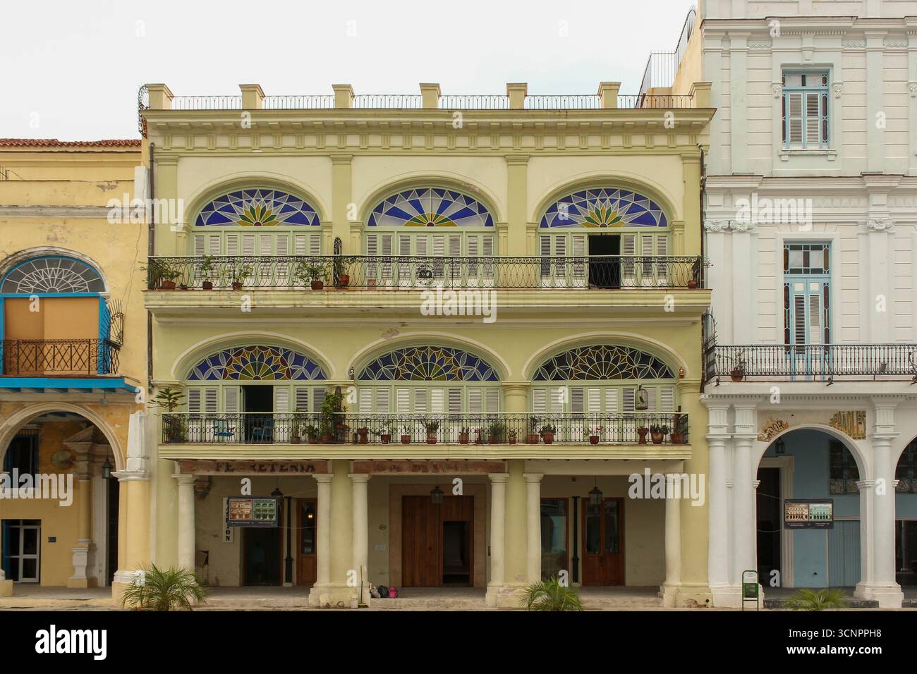 Cuba - la Havane - la vieille Havane - cette maison à trois voûtes avec balcon est dotée de grilles en filigrane et d'une façade pastel Banque D'Images