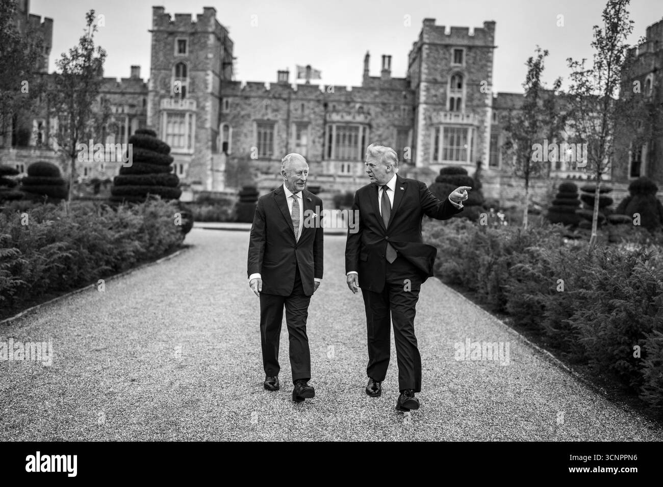 Le président Donald Trump et le roi Charles III marchent au château de Windsor à Windsor, en Angleterre, le mercredi 17 septembre 2025. (Photo officielle de la Maison Blanche par Daniel Torok) Banque D'Images