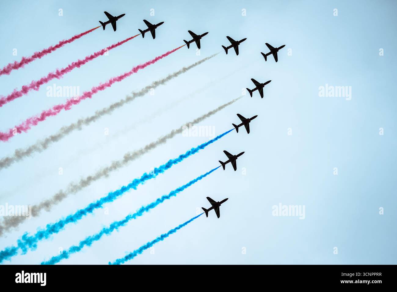 Le président Donald Trump, la première dame Melania Trump, le roi Charles III et la reine Camilla assistent à une cérémonie militaire de retraite battue et au survol de l’équipe de voltige aérienne de la Royal Air Force (Red Arrows) au château de Windsor à Windsor, en Angleterre, le mercredi 17 septembre 2025. (Photo officielle de la Maison Blanche par Daniel Torok) Banque D'Images